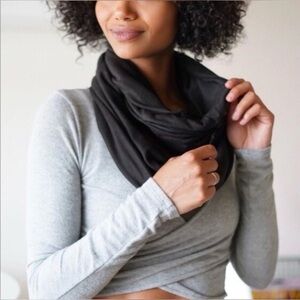 Beyond Yoga NWT Zip Pocket Infinity Scarf Women’s One Size Black Soft Stretch
